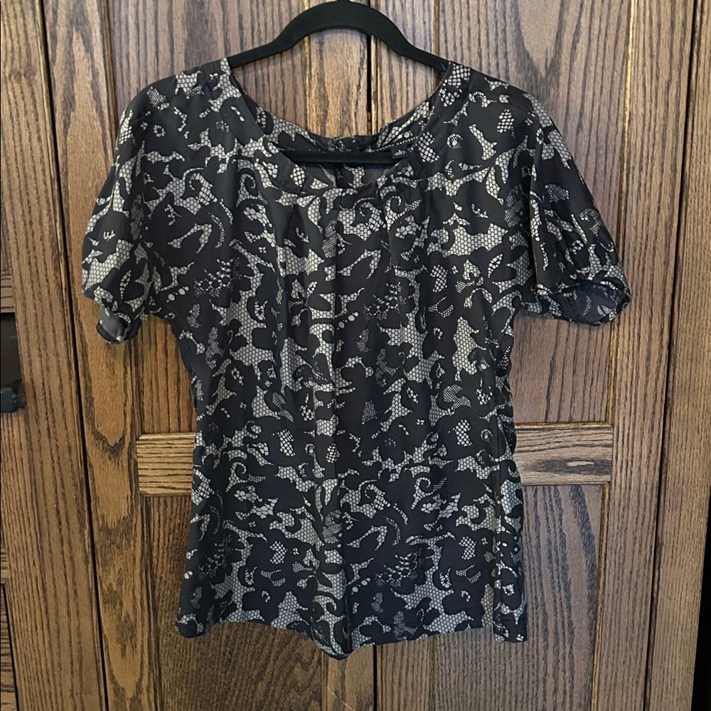 Banana Republic 100% Silk Top Lace Print Black Cream Blouse‎ Short Sleeve Small